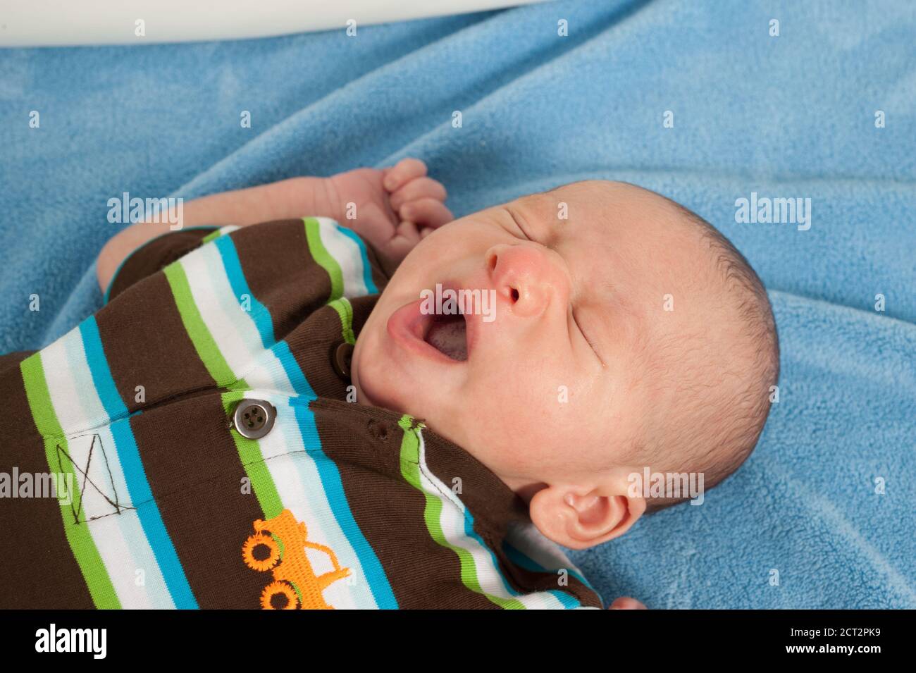gros plan de nouveau-né de 10 jours bébé garçon bâillement réflexe à l'horizontale à l'arrière Banque D'Images