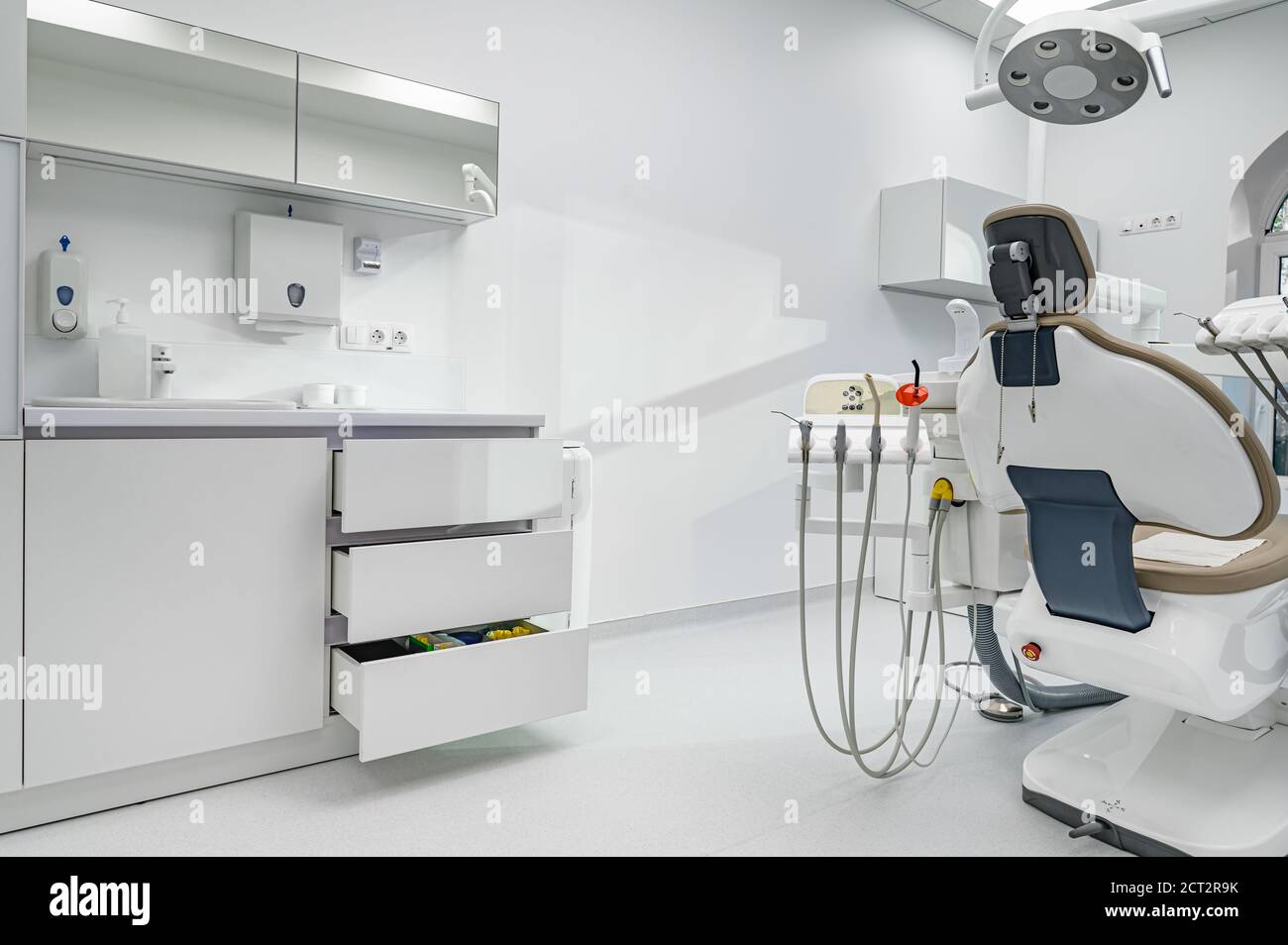 Intérieur de la salle de chirurgie dentaire avec équipement spécial Banque D'Images