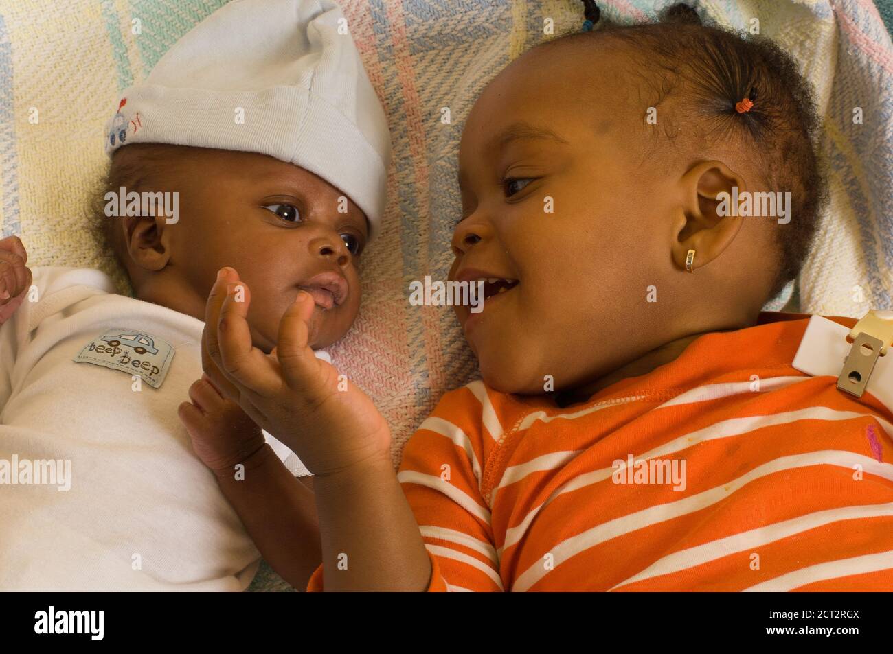 Enfant De Mois Bebe Fille Avec Nouveau Ne Bebe Frere Six Semaines Photo Stock Alamy