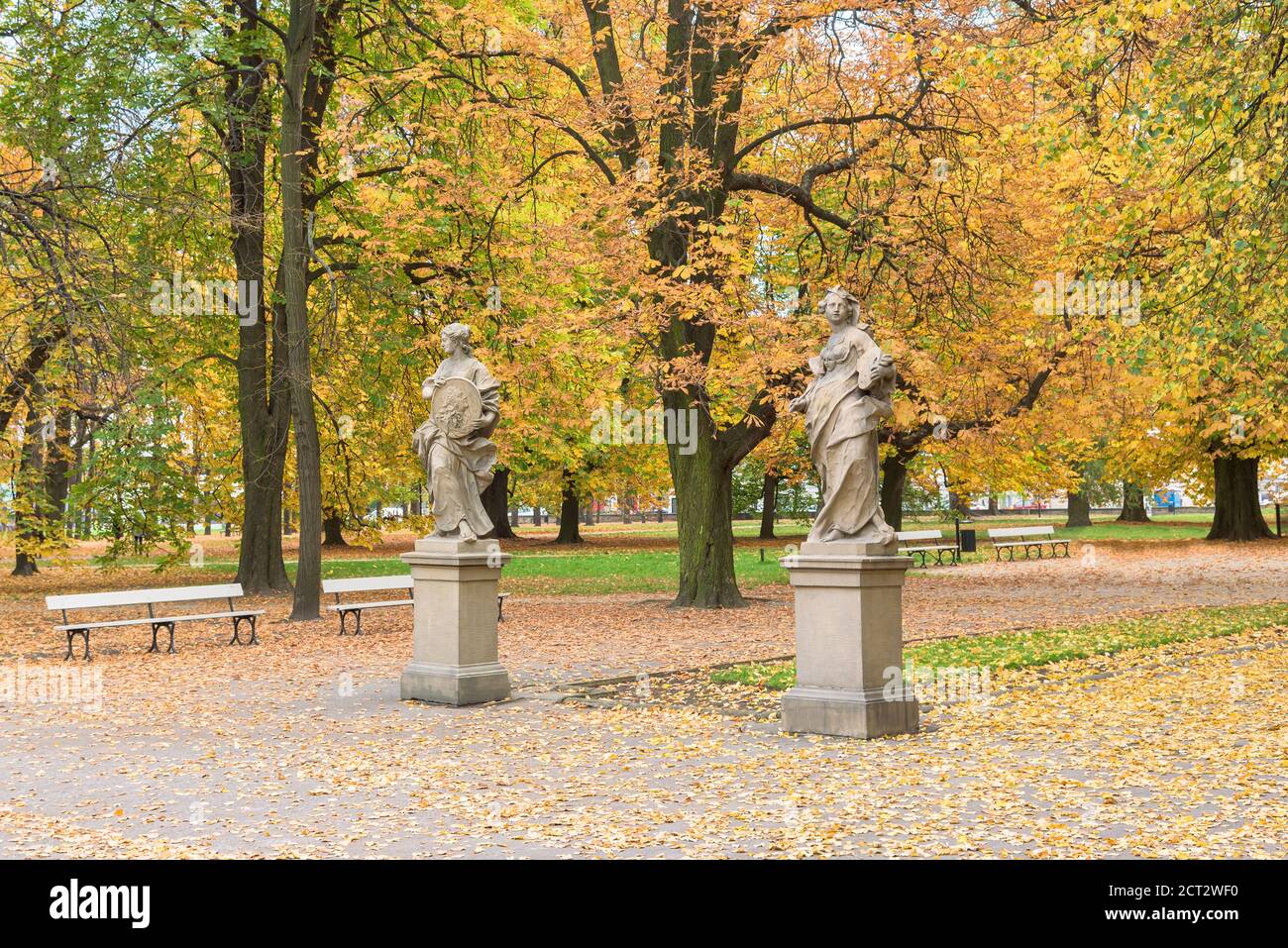 Sculptures Rococo dans le jardin Saxon à Varsovie en automne Banque D'Images