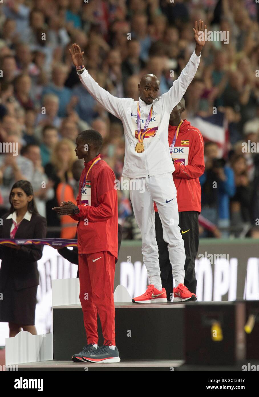Mo Farah sur le podium lors de l'hymne national après avoir gagné le 10000m. Championnats du monde d'athlétisme.photo : © Mark pain / Alamy Banque D'Images