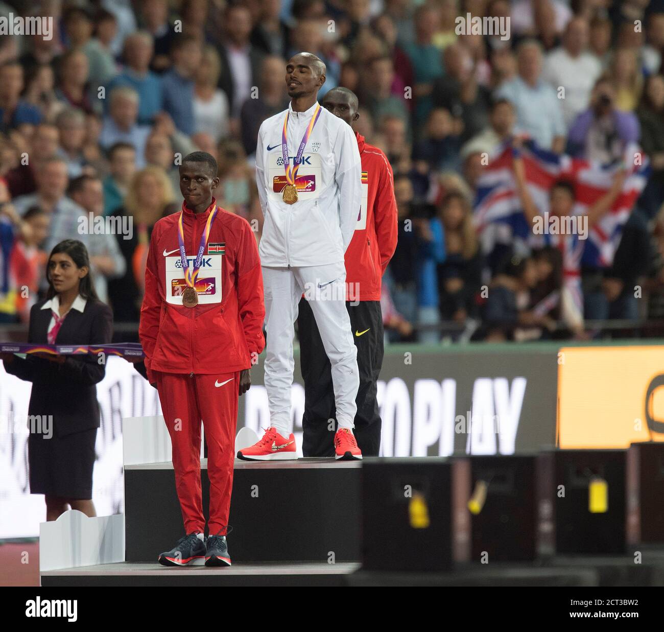 Mo Farah sur le podium lors de l'hymne national après avoir gagné le 10000m. Championnats du monde d'athlétisme.photo : © Mark pain / Alamy Banque D'Images