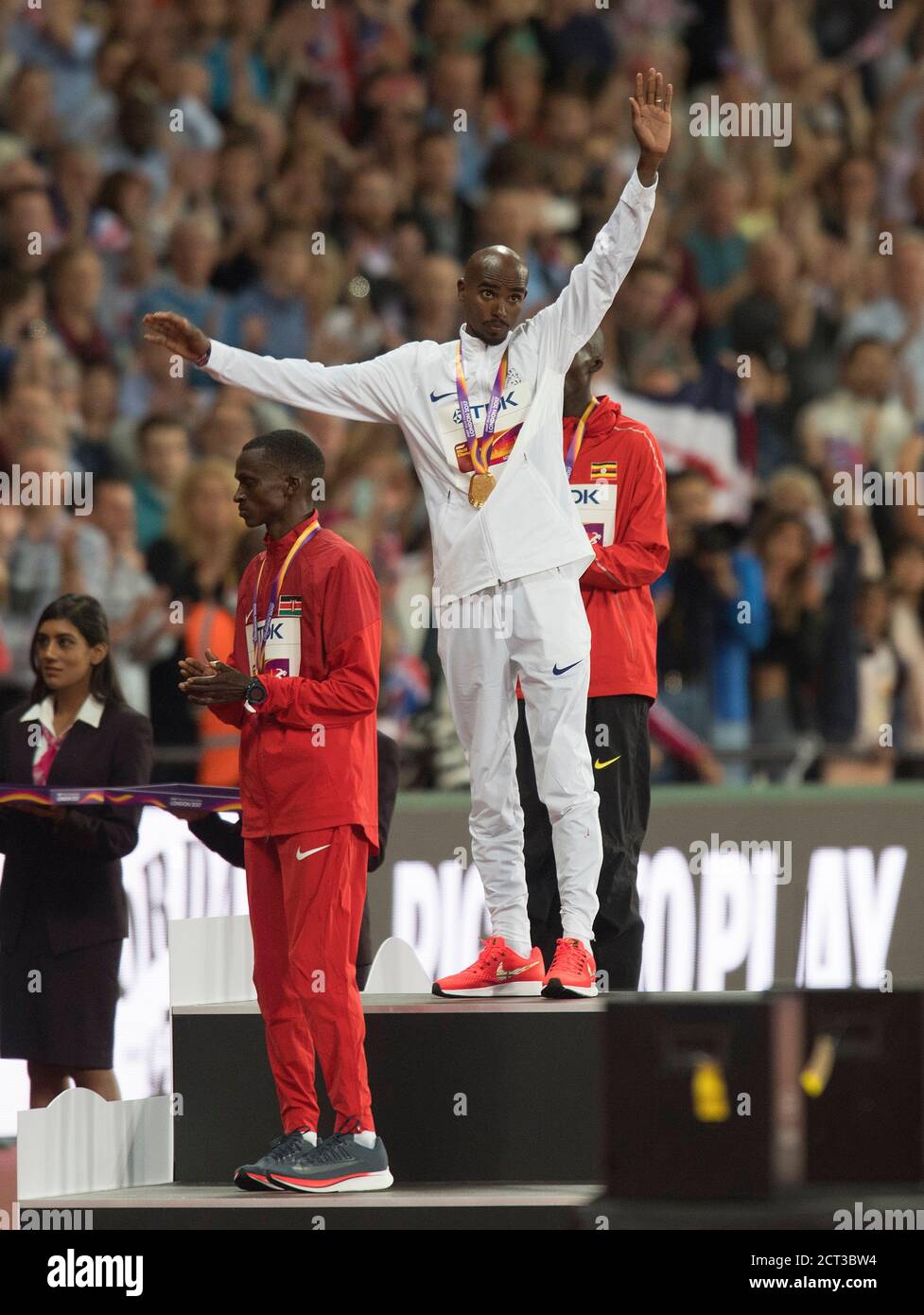 Mo Farah sur le podium lors de l'hymne national après avoir gagné le 10000m. Championnats du monde d'athlétisme.photo : © Mark pain / Alamy Banque D'Images