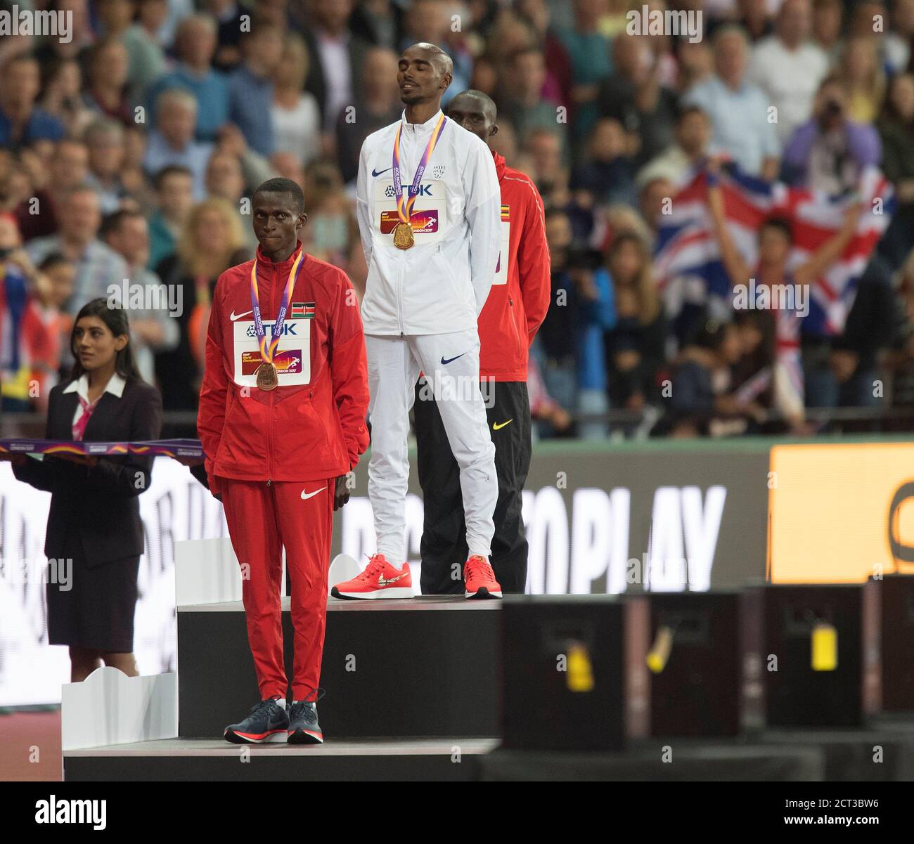 Mo Farah sur le podium lors de l'hymne national après avoir gagné le 10000m. Championnats du monde d'athlétisme.photo : © Mark pain / Alamy Banque D'Images