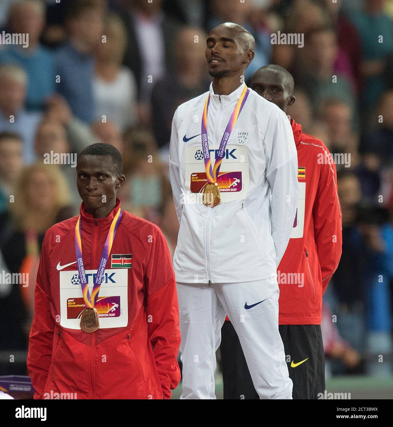 Mo Farah sur le podium lors de l'hymne national après avoir gagné le 10000m. Championnats du monde d'athlétisme.photo : © Mark pain / Alamy Banque D'Images
