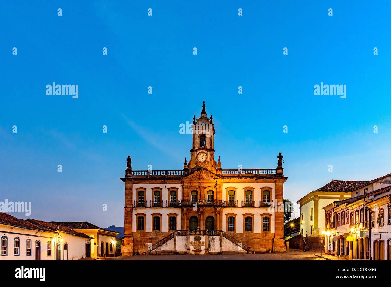Place centrale d'Ouro Preto avec ses bâtiments historiques, ses maisons et ses monuments dans une architecture baroque et coloniale du XVIIIe siècle Banque D'Images