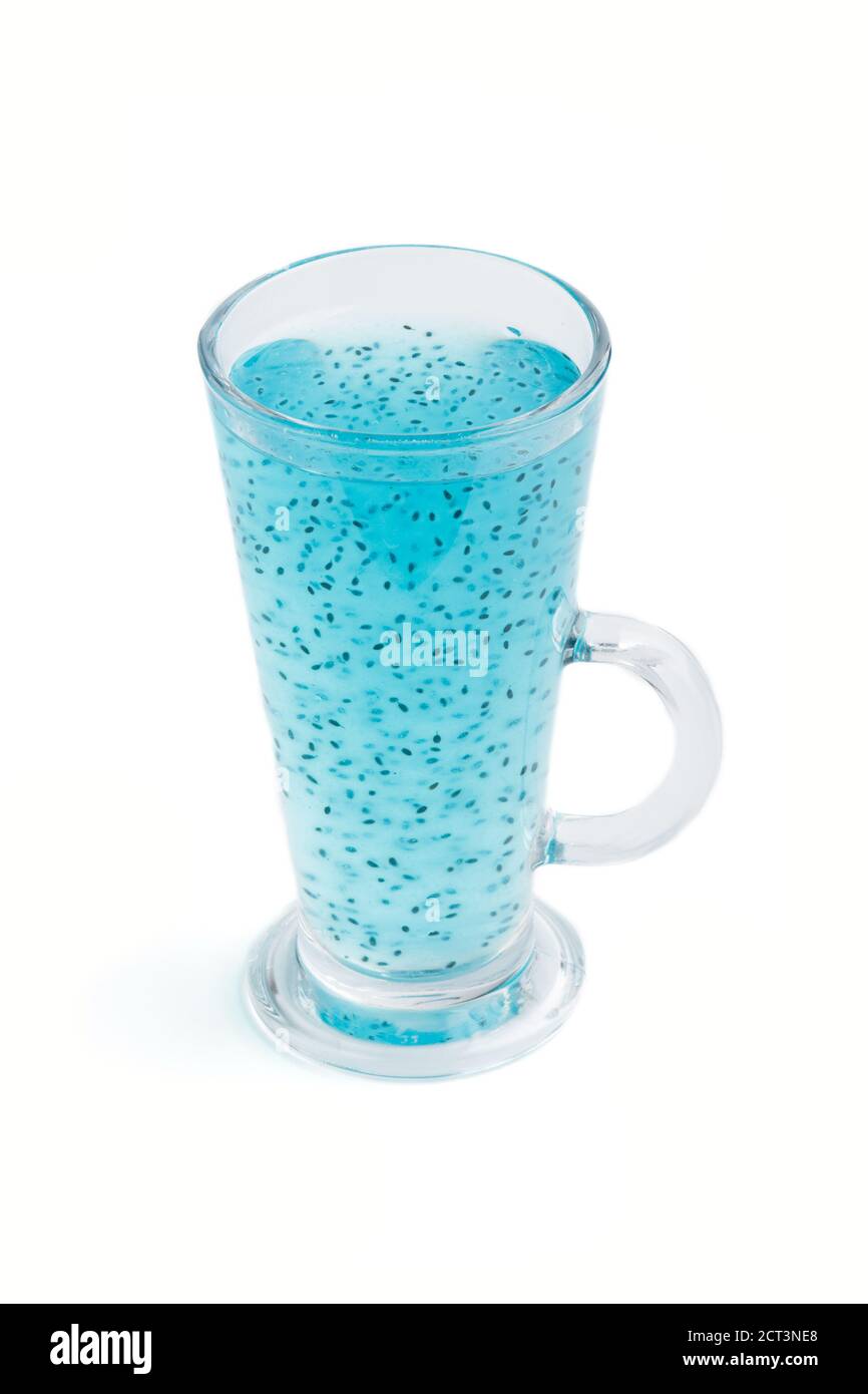 Verre de bleuet bleu boisson avec graines de basilic isolées sur fond blanc. Morninig, printemps, concept de boisson saine. Vue latérale, gros plan. Banque D'Images