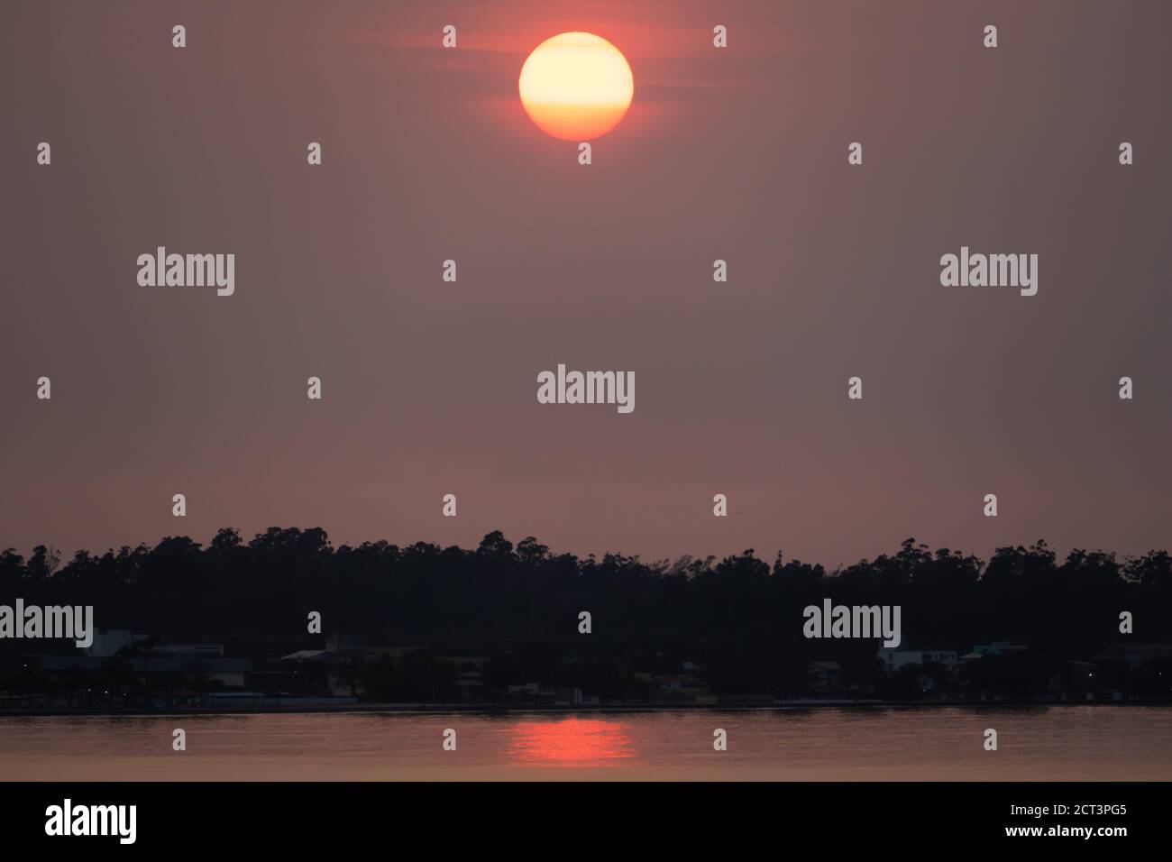 Lever de soleil coloré à Anchieta, État de Espirito Santo, Brésil Banque D'Images