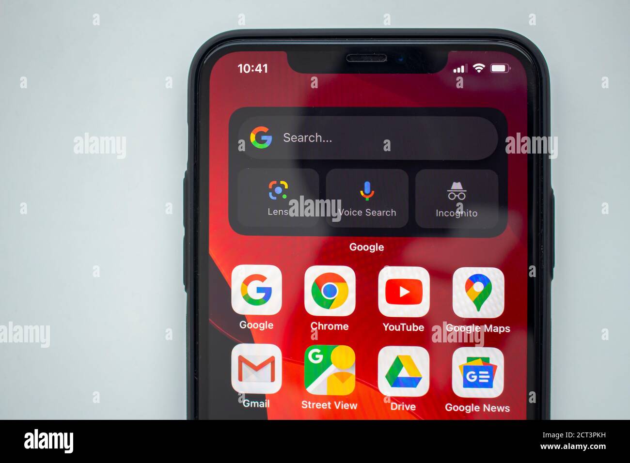 Calgary, Alberta, Canada. 20 septembre 2020. Un iPhone 11 pro avec les applications Google et les widgets sur l'écran d'accueil. Banque D'Images