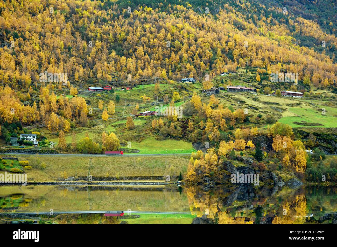 La maison est sur le front de mer de la vallée pendant la saison d'automne. Les feuilles deviennent jaunes toutes les montagnes reflétant la belle eau à la ci Banque D'Images