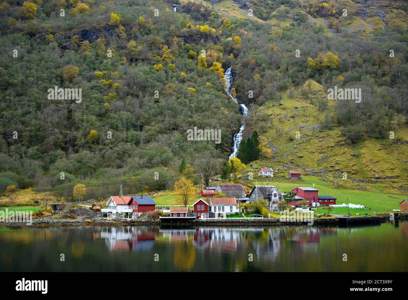 Petit village sur le front de mer et les montagnes en automne qui reflètent l'eau. Regardez au cours d'une excursion en bateau pour découvrir la beauté de Sognefjord Crui Banque D'Images