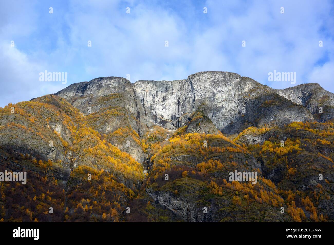 Les grandes montagnes rocheuses sur le sommet de la montagne sont neige blanc et bleu ciel avec des nuages et les feuilles qui se transforment jaune en automne saison. Banque D'Images