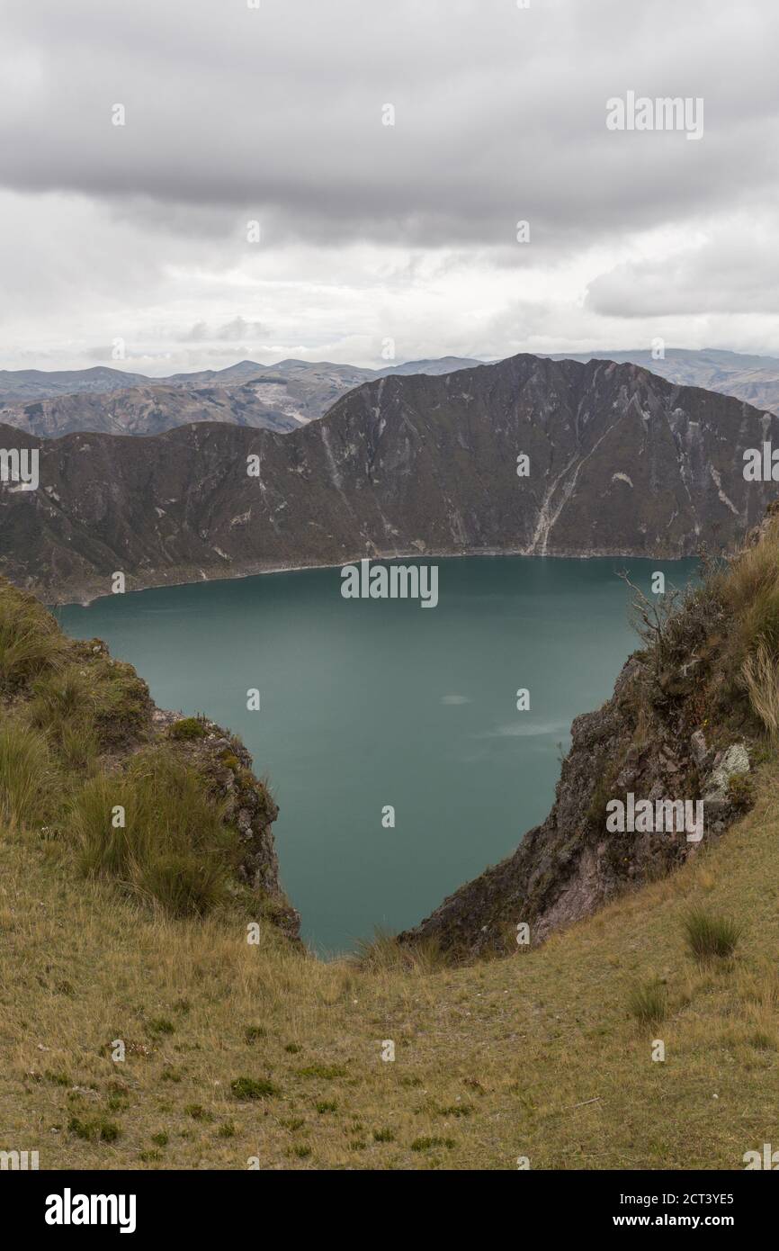 Détail d'un lac entre les montagnes et un ciel nuageux en Equateur, Quilotoa Banque D'Images