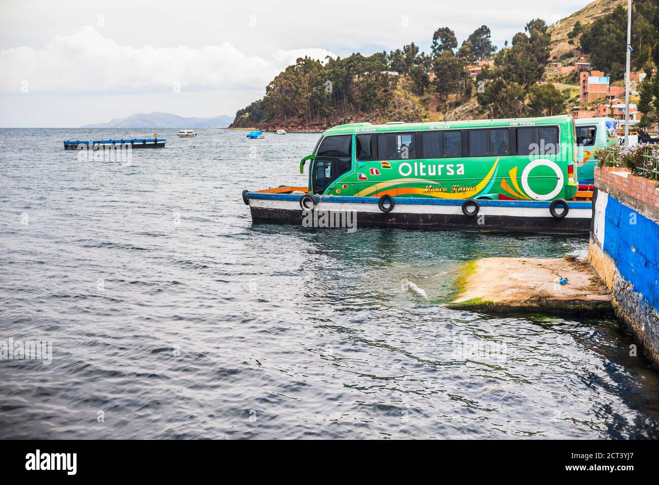 Bus sur un ferry traversant à mi-chemin entre Copacabana et la Paz, département de la Paz, Bolivie, Amérique du Sud Banque D'Images