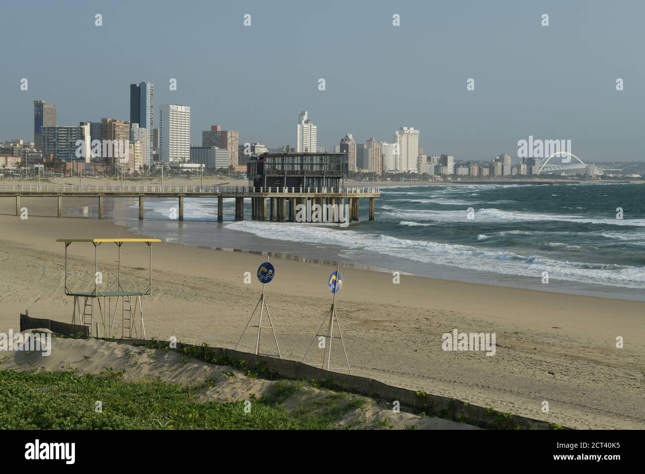 Covid 19, personne n'est autorisé sur la plage, le bord de mer, paysage, Durban, Afrique du Sud, Golden Mile Waterfront, jetée Ushaka, bâtiments, horizon, ville, vide Banque D'Images