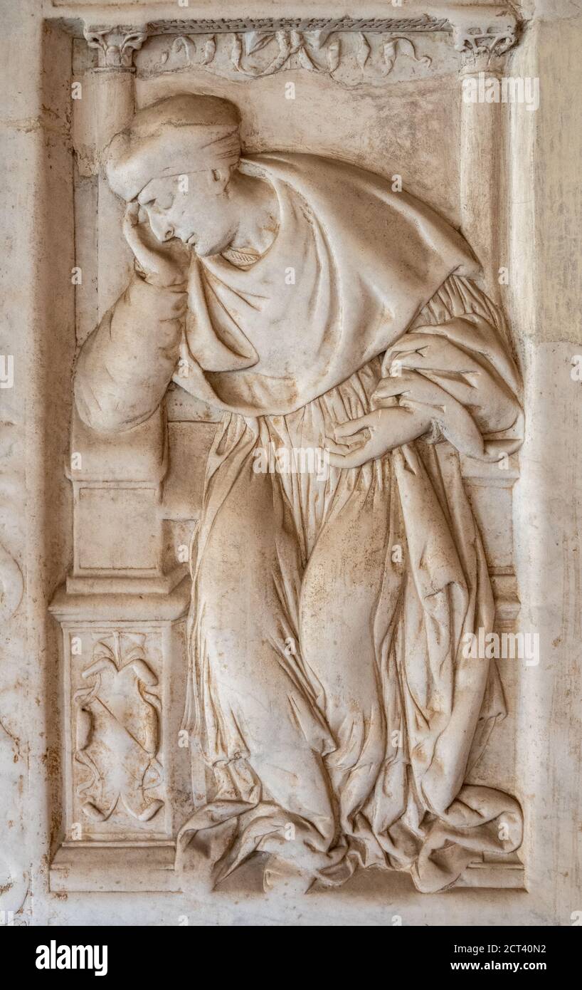 Basilique Saint-Jean-Latran, San Giovanni in Laterano, Rome. Plaque tombeau en marbre d'un prêtre de Canon Latran dans les cloîtres première moitié du XVIe siècle Banque D'Images