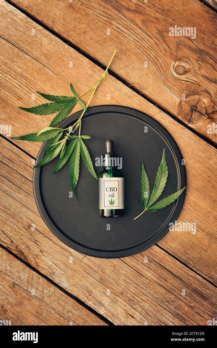 Marijuana médicale et produits du cannabis huile de CBD, feuilles de chanvre sur fond sombre Banque D'Images