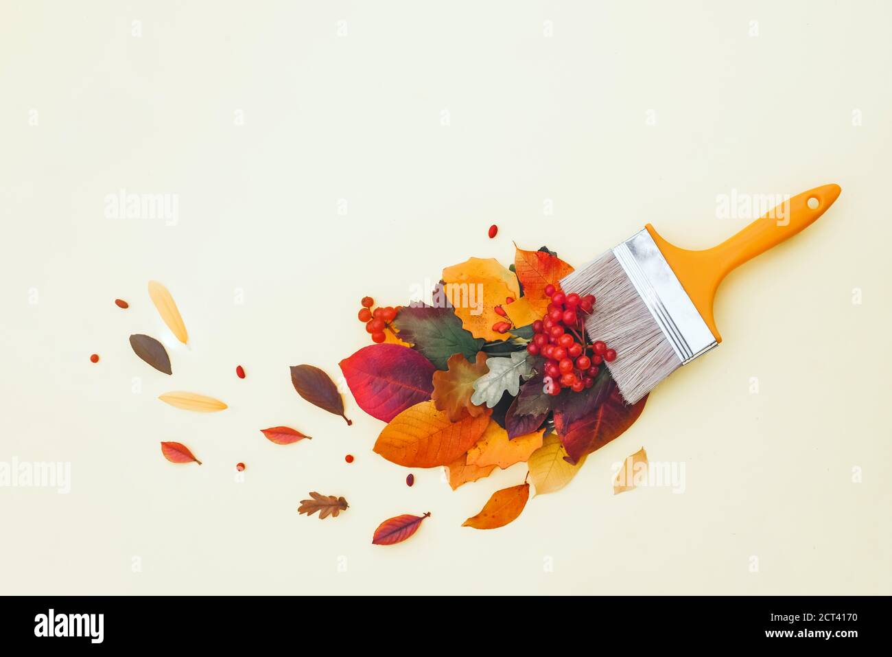 Peinture au pinceau avec feuilles d'automne colorées, concept créatif de l'automne, chute de feuille Banque D'Images
