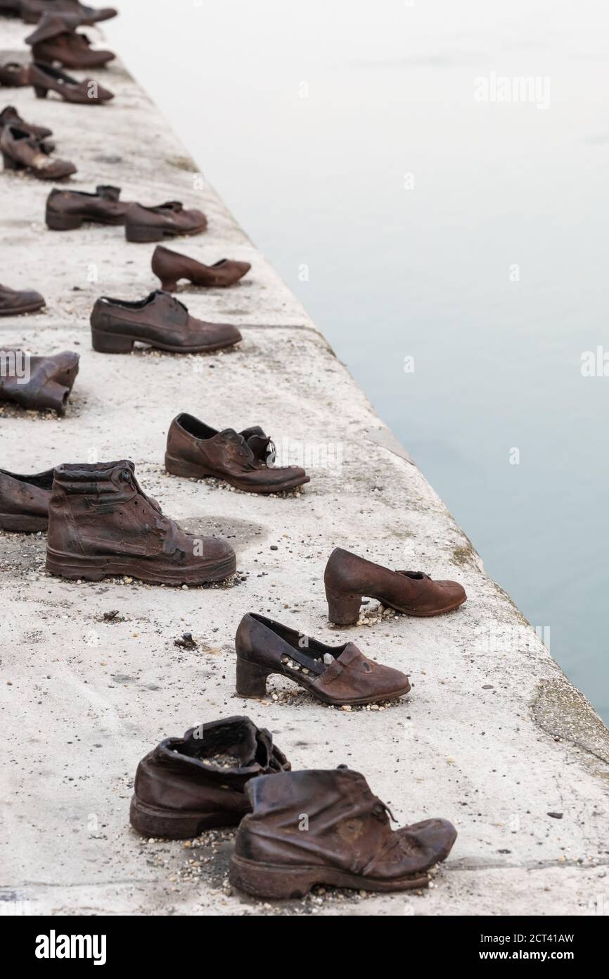 Chaussures sur le mémorial de la rive du Danube à Budapest Photo Stock -  Alamy