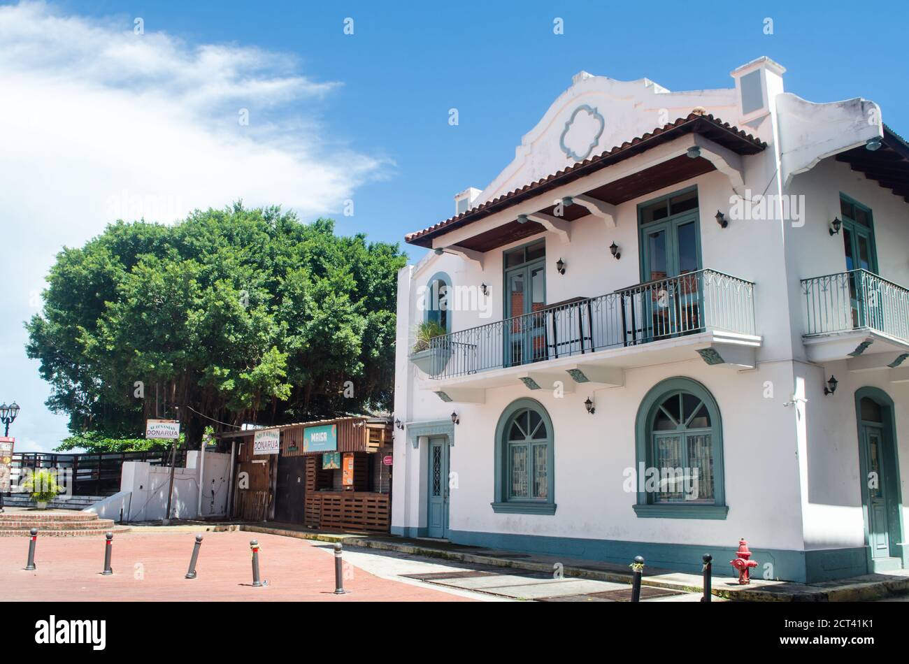 L'impact économique de la pandémie Covid-19 est visible dans les rues de la vieille ville. Les magasins restent à proximité et les rues sont sans personne Banque D'Images