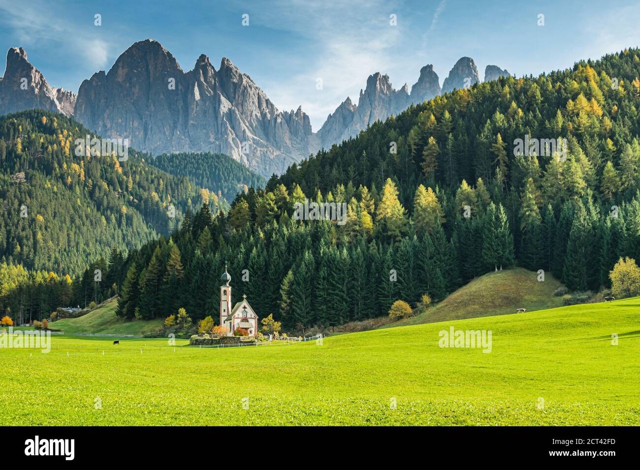 Chapelle Saint-Jean à Ranui, la Chiesetta di San Giovanni à Ranui, et Alpes Dolomites début automne, Tyrol du Sud, Italie. Banque D'Images