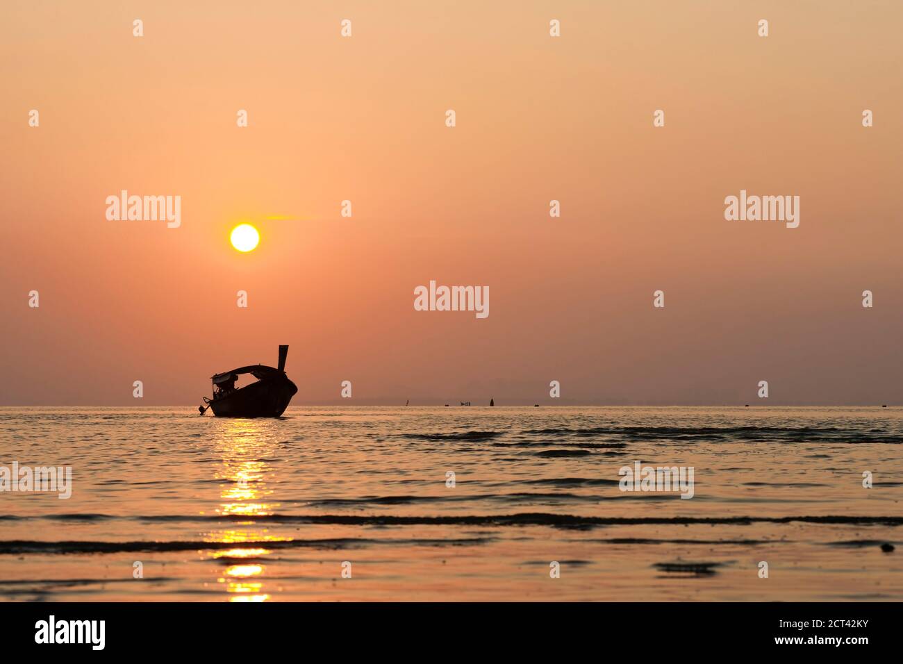 Bateau thaïlandais traditionnel silhoueté au lever du soleil à la belle plage East Railay, sud de la Thaïlande, Asie du Sud-est Banque D'Images