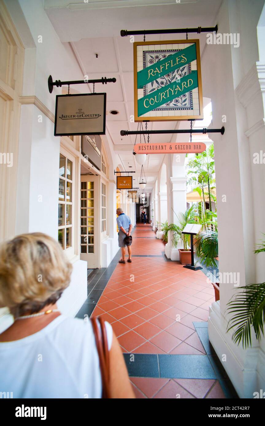 Touristes et clients Shopping au Raffles Courtyard, Singapour, Asie du Sud-est Banque D'Images