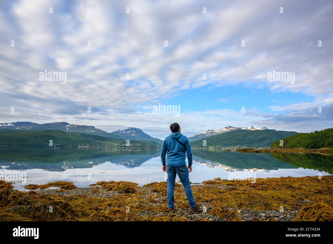 Un homme se tient pour voir la grande nature dans le norvège du nord Banque D'Images