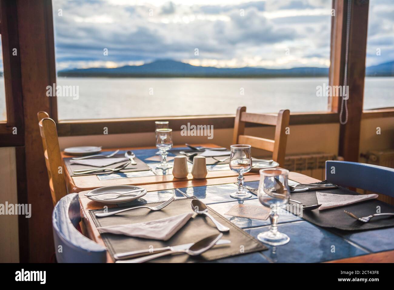 Table de restaurant avec belle vue sur le lac et les montagnes, Puerto Natales, Patagonie chilienne, Chili, Amérique du Sud Banque D'Images