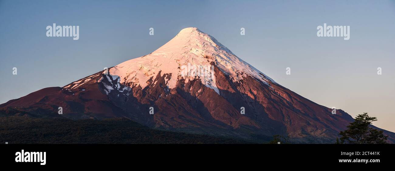 Coucher de soleil au volcan Osorno, Parc national Vicente Perez Rosales, quartier des lacs chiliens, Chili, Amérique du Sud Banque D'Images