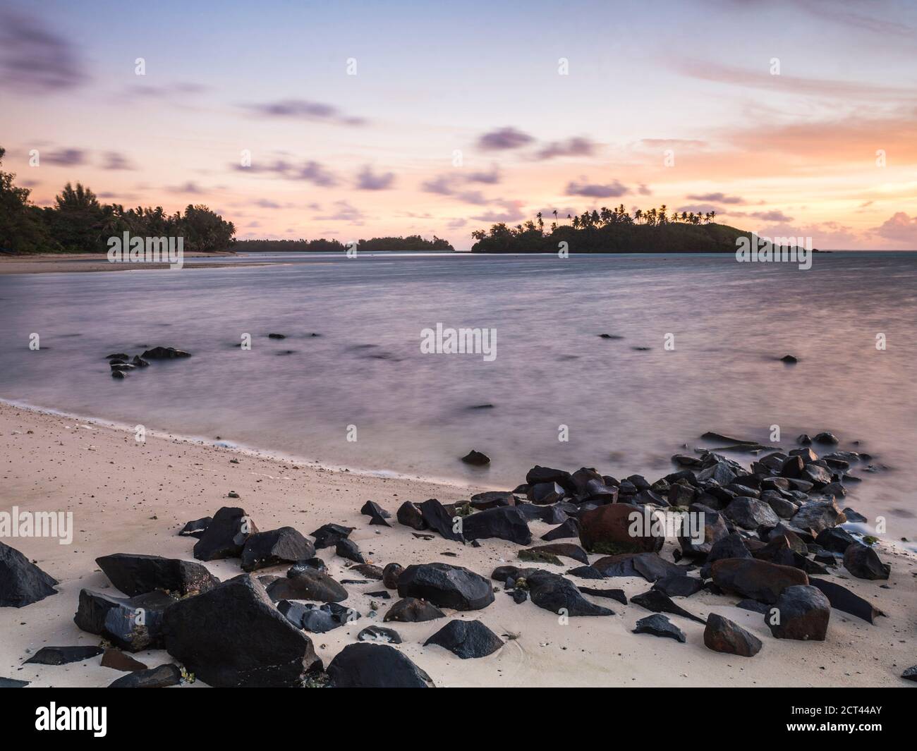 Lever du soleil à Muri Beach et île tropicale de Motu Taakoka, Rarotonga, îles Cook, arrière-plan avec espace de copie Banque D'Images