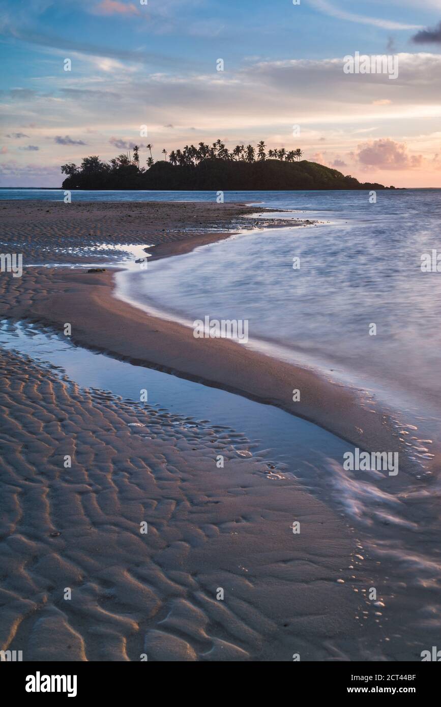 Lever du soleil à la plage de Muri et à l'île tropicale de Motu Taakoka, Rarotonga, îles Cook Banque D'Images