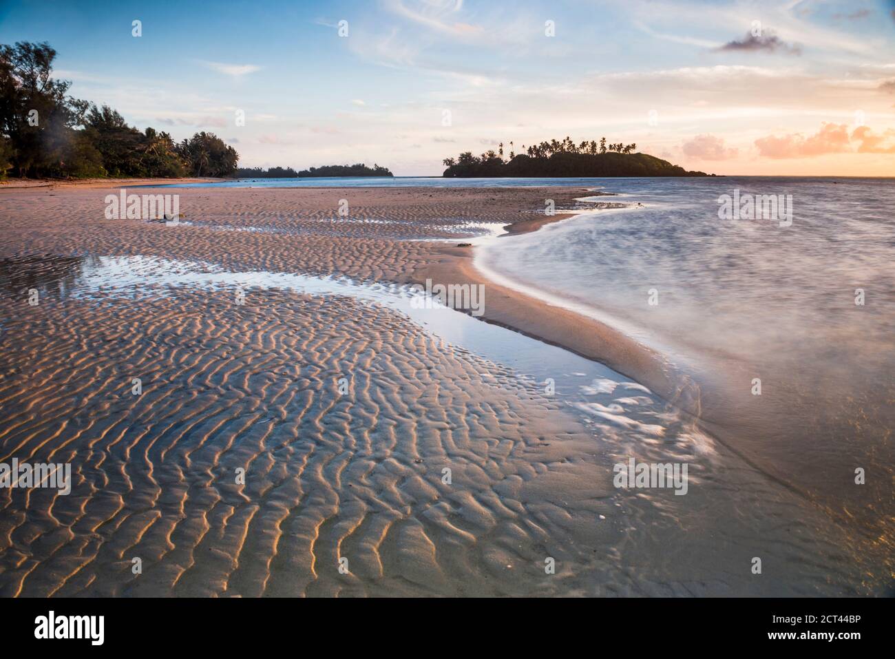 Lever du soleil à la plage de Muri et à l'île tropicale de Motu Taakoka, Rarotonga, îles Cook Banque D'Images