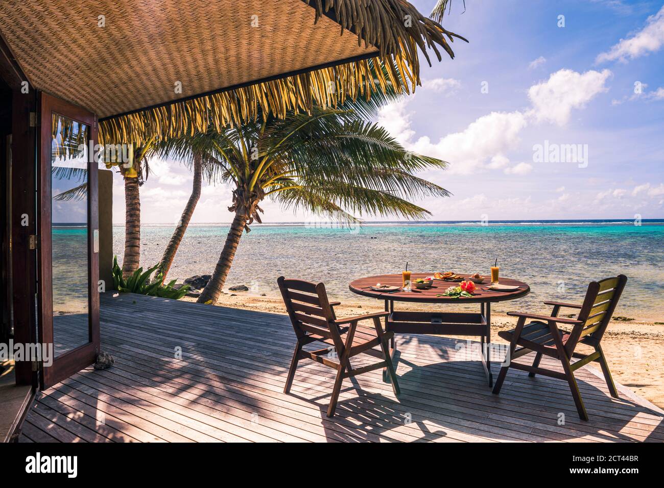 Villa de luxe avec vue sur la mer de l'océan Pacifique tropical et palmiers avec table de petit déjeuner à l'hôtel, Muri, Rarotonga, îles Cook Banque D'Images