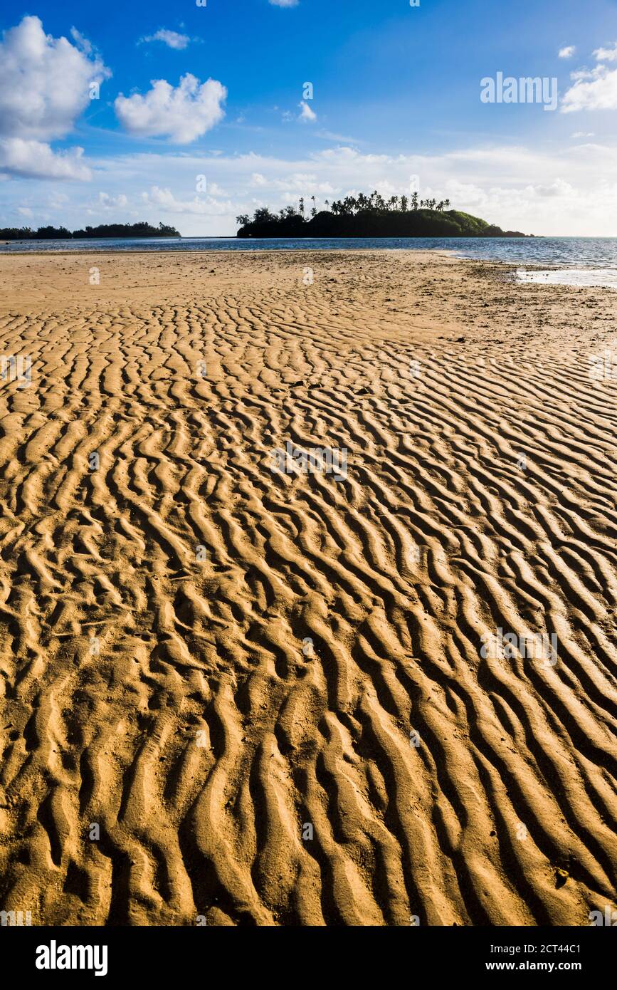 Muri Beach et île tropicale de Motu Taakoka à l'aube avec de beaux paterns dans le sable, Rarotonga, îles Cook, arrière-plan avec espace de copie Banque D'Images