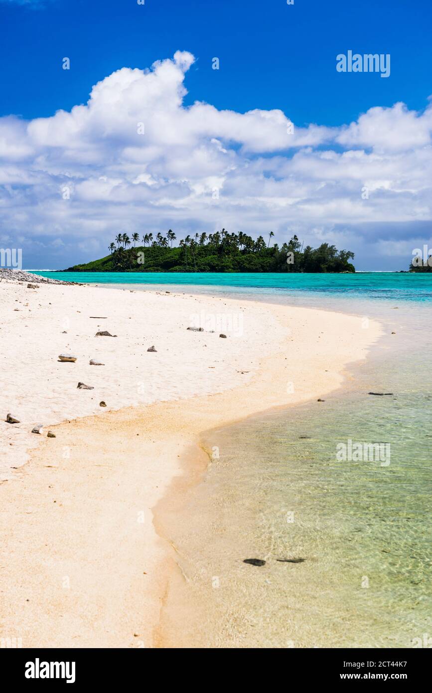 Muri Beach et Motu Taakoka Island dans le lagon de Muri, Rarotonga, îles Cook, arrière-plan avec espace de copie Banque D'Images