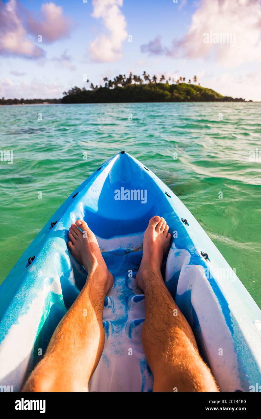 Kayak au lever du soleil à bord d'un palmier tropical, couvert l'île de Motu Taakoka dans le lagon de Muri, Rarotonga, les îles Cook, les îles du Pacifique Banque D'Images