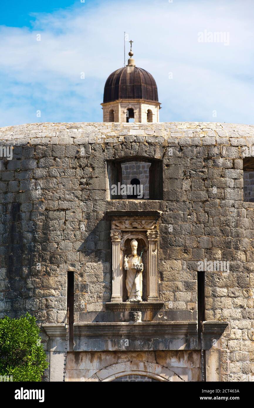 Photo du monastère franciscain et de la porte pile, l'entrée de la vieille ville de Dubrovnik, Croatie Banque D'Images