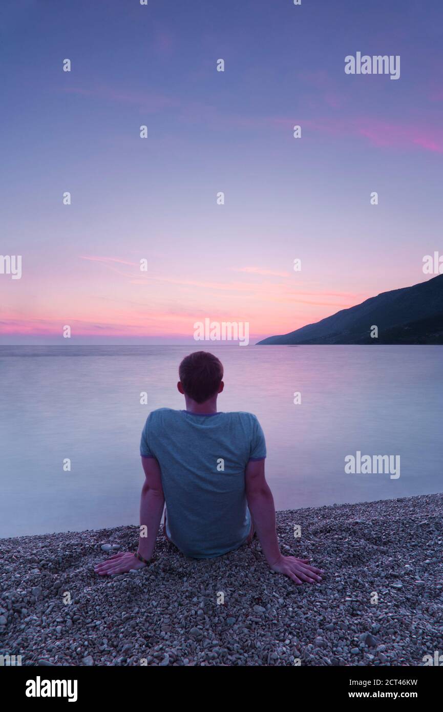 Touristes regardant le coucher du soleil à Zlatni Rat Beach, bol, l'île de Brac, la côte dalmate, Croatie, Europe Banque D'Images