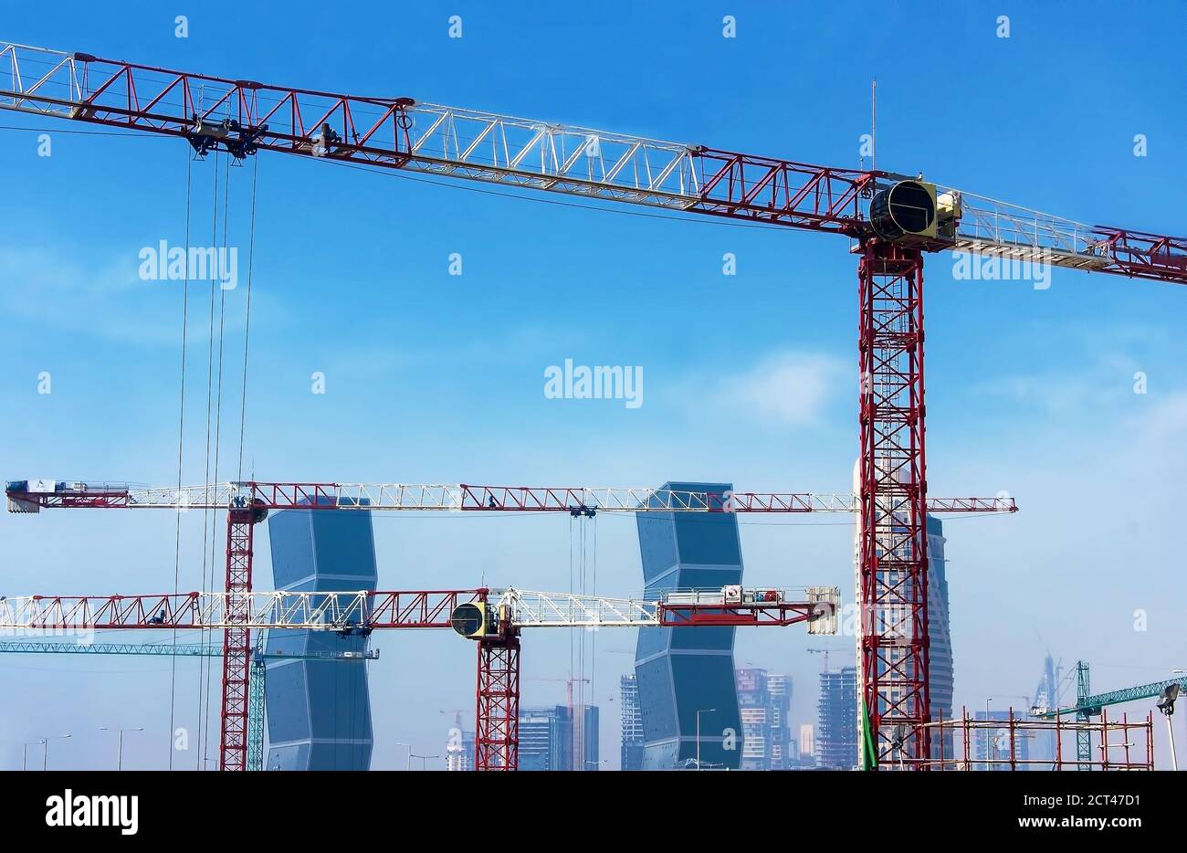 Grues géantes sur fond de gratte-ciels modernes à Doha, au Qatar Banque D'Images