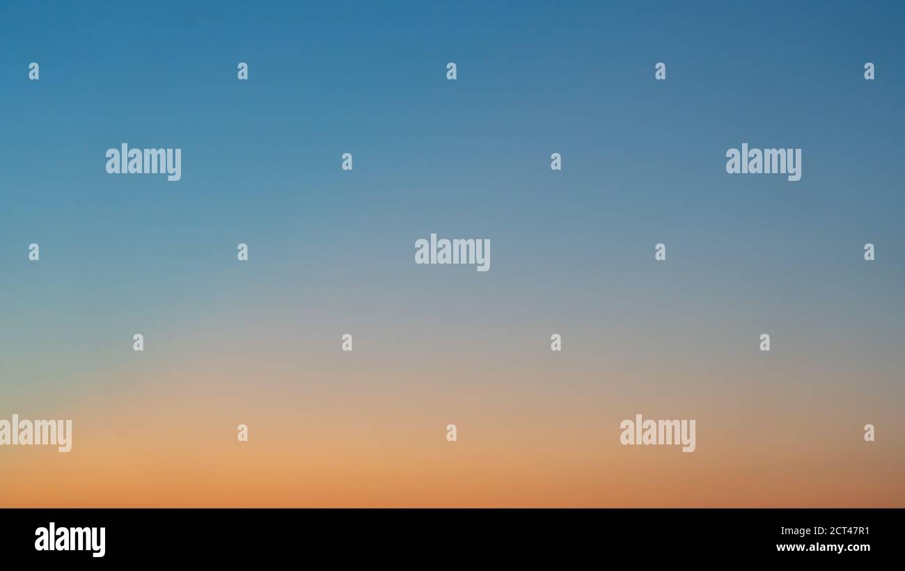 Ciel clair colorés avec pas de nuages au crépuscule après le coucher du soleil. Banque D'Images