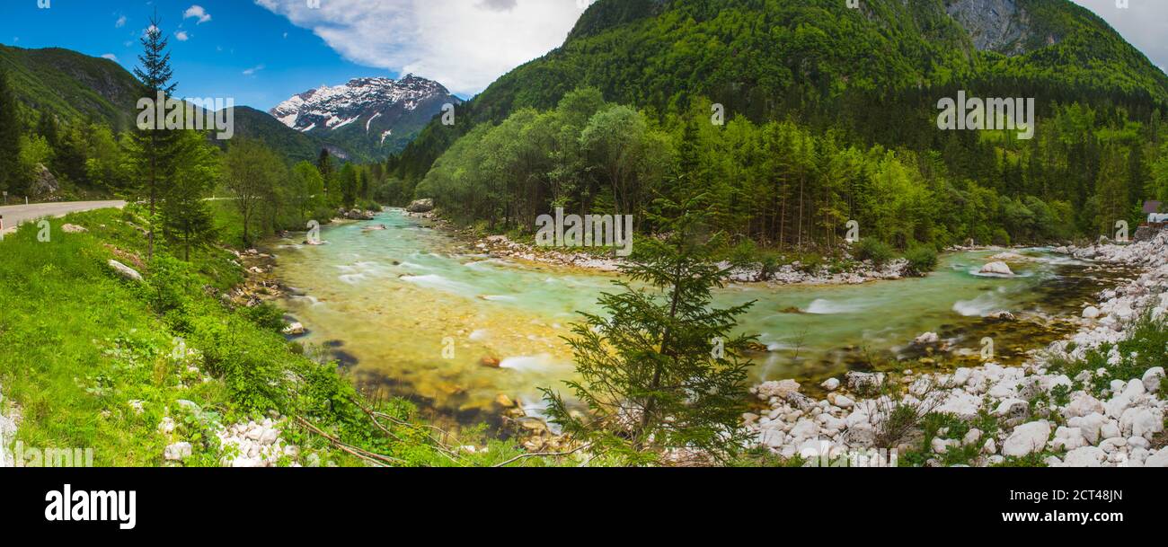 Photo panoramique de la rivière Soca et des Alpes juliennes, vue de la vallée de la Soca, Parc national de Triglav, Slovénie, Europe Banque D'Images