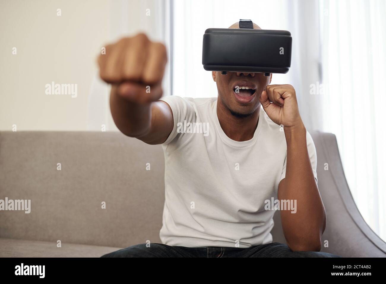 Homme boxe dans des lunettes VR Banque D'Images