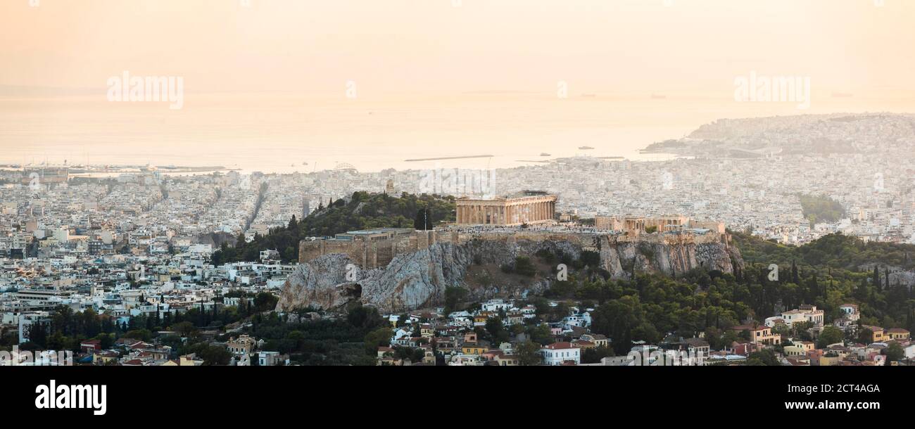 Vue sur Athènes et l'Acropole au coucher du soleil depuis la colline du Likavitos, région Attique, Grèce, Europe Banque D'Images