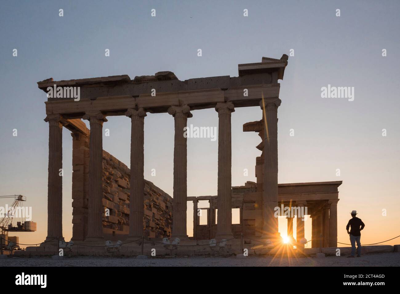 Visite touristique de l'Acropole au coucher du soleil pendant les vacances d'été, Athènes, région Attique, Grèce, site classé au patrimoine mondial de l'UNESCO, Europe Banque D'Images