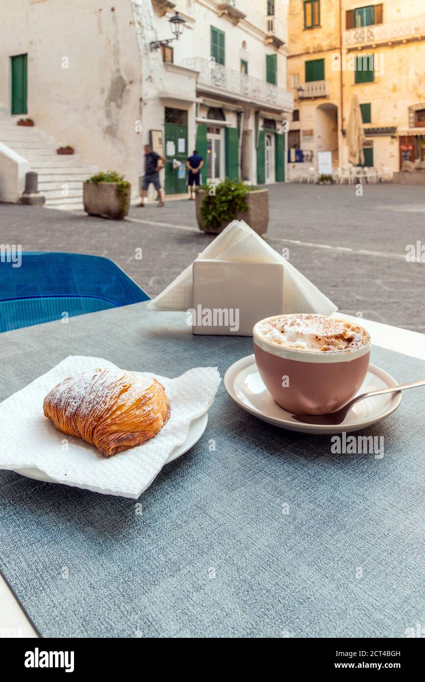 Une tasse de cappuccino et de sogliatella est servie dans un café, Atrani, côte amalfitaine, Campanie, Italie Banque D'Images