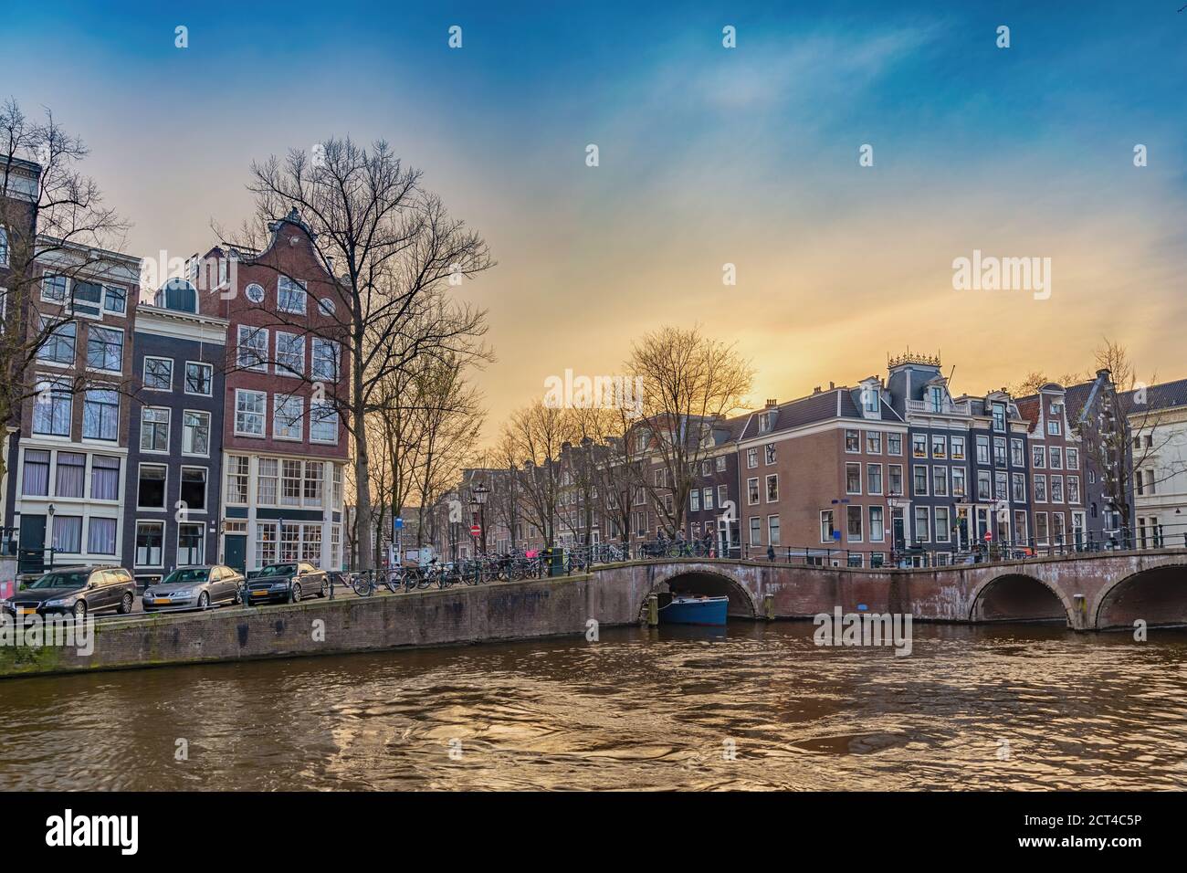 Amsterdam Pays-Bas, coucher de soleil sur les toits de la ville de Dutch House au bord du canal Banque D'Images