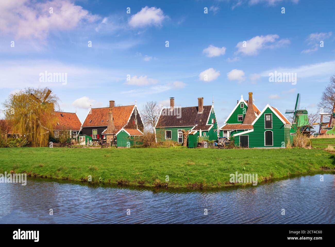 Amsterdam, Pays-Bas Dutch Windmill et maison traditionnelle au village de Zaanse Schans Banque D'Images