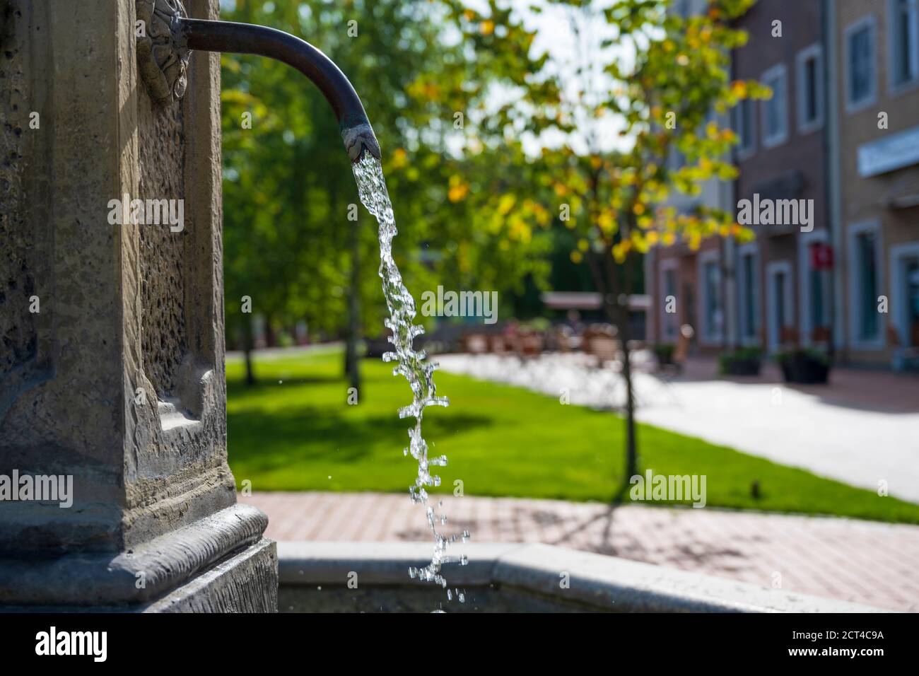 Fontaine d'eau potable dans le centre de la vieille ville européenne. Chaude journée ensoleillée en Europe. Concentrez-vous sur le débit d'eau Banque D'Images