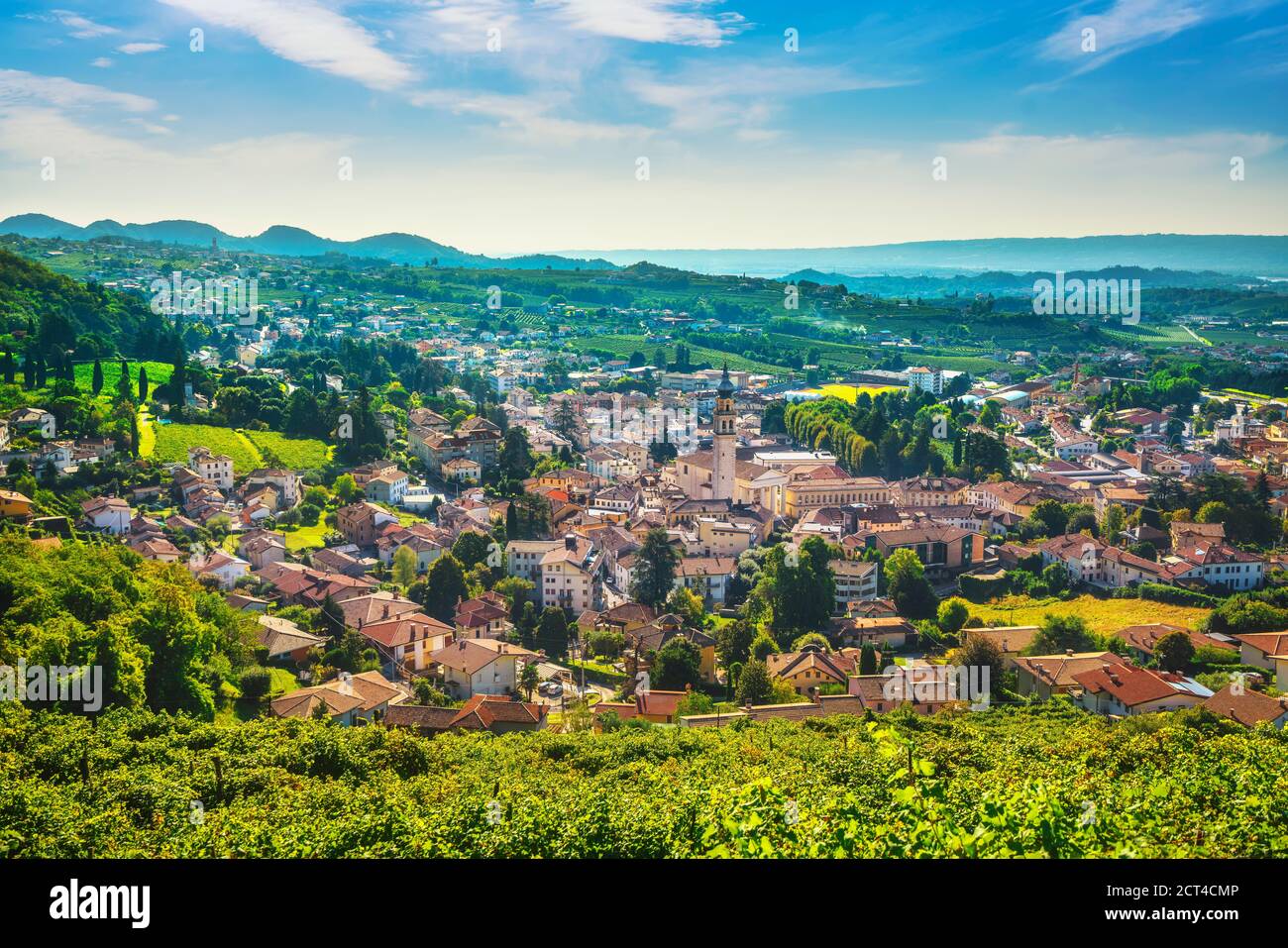 Village et vignobles de Valdobbiadene. Prosecco Hills, site classé au patrimoine mondial de l'UNESCO. Vénétie, Italie, Europe. Banque D'Images